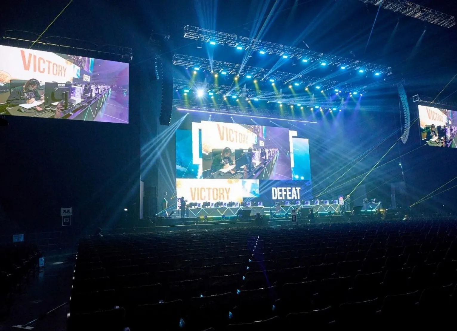 �r�W�l�X+IT�Ƀ^�C�A�b�v�L�����f��